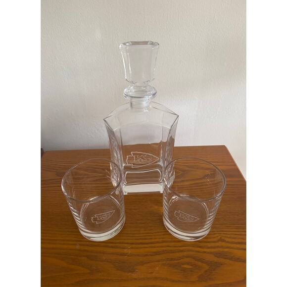 KANSAS CITY CHIEFS NWOT Decanter and 2 Glasses - Picture 1 of 4